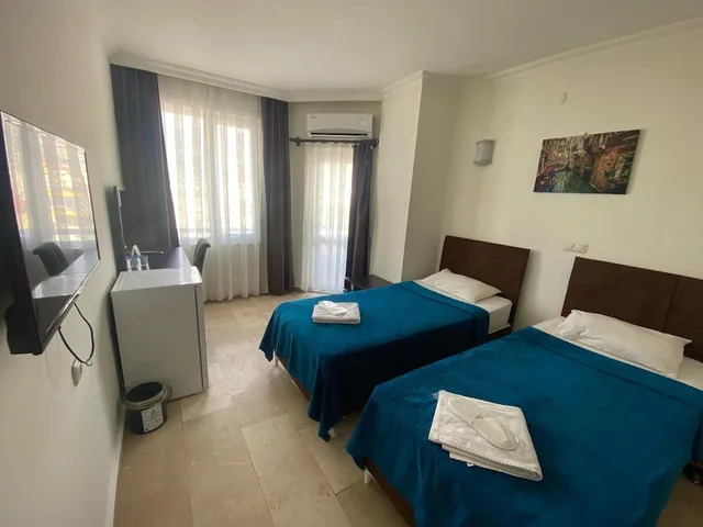 غرفة بسريرين منفصلين بإطلالة على المدينة بشرفة، Hotel Alanya 1/3