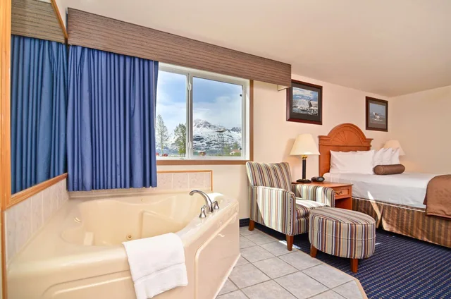 غرفة بسرير كوين بإطلالة على البحر، Best Western Valdez Harbor Inn 1/3