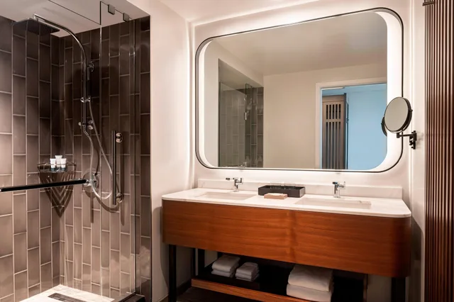 غرفة بسرير كينج بإطلالة على البحر مع أريكة، The Westin Maui Resort & Spa, Ka'anapali 4/5