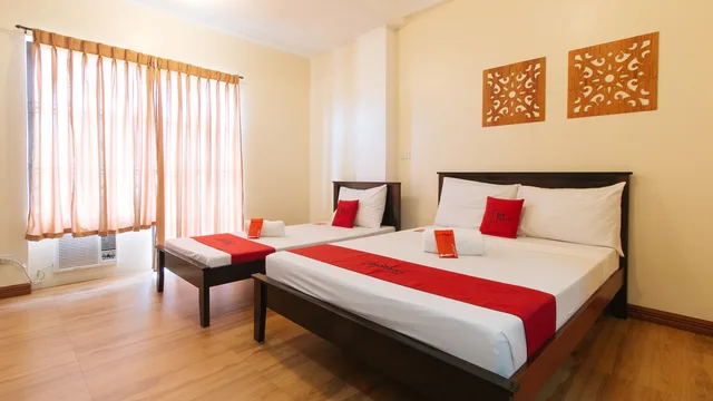 غرفة قياسية ثلاثية، RedDoorz Plus near Johnson and Johnson Paranaque 1/6