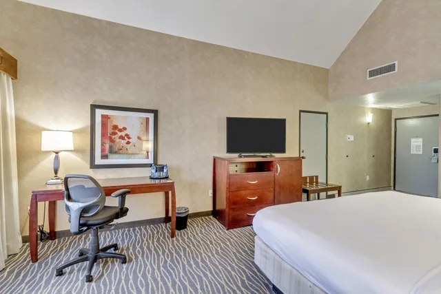 غرفة كبيرة بسرير كينج، Radisson Hotel Salt Lake City Airport 2/4