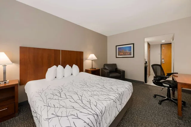 جناح بسرير كينج مع أريكة بحوض استحمام لذوي الإعاقة، Best Western Lanai Garden Inn & Suites 2/4