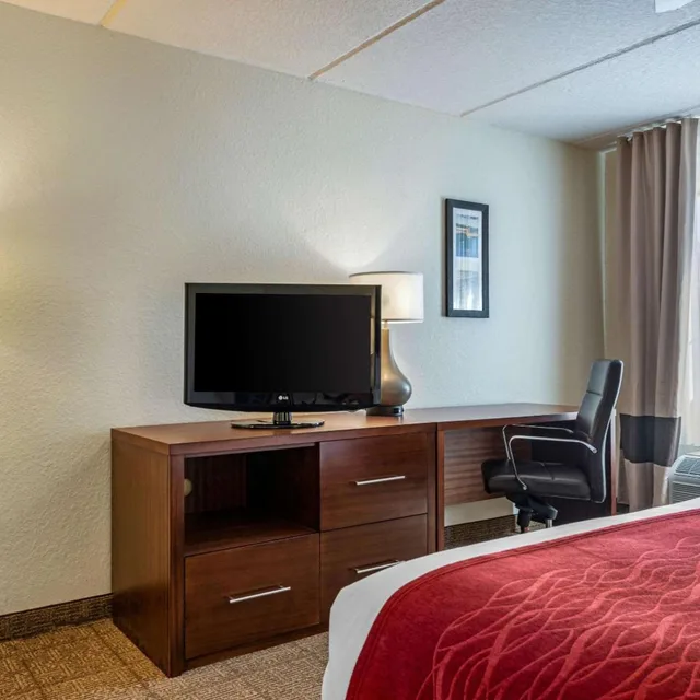 غرفة بسرير كينج مع أريكة، Comfort Inn Kissimmee Lake Buena Vista South 5/7