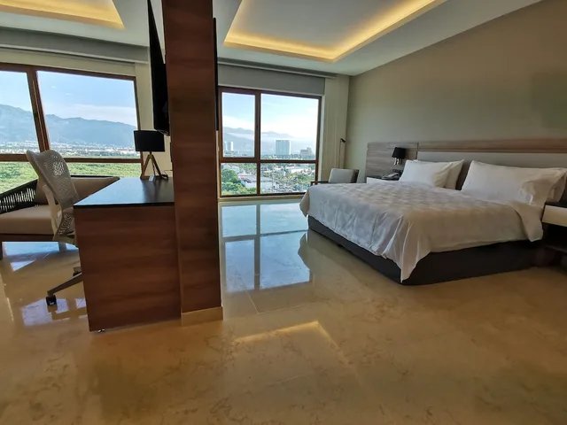 جناح بسرير كينج في الطابق العلوي، Holiday Inn and Suites Puerto Vallarta Marina and Golf 3/6