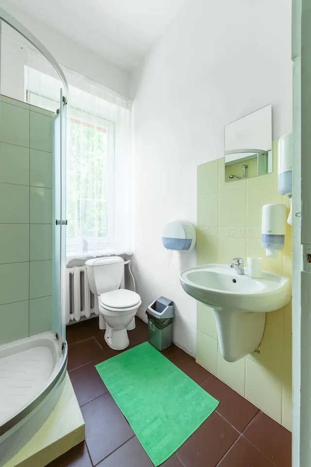 غرفة بسريرين منفصلين بحمام خاص، Downtown Forest Hostel & Camping 3/5