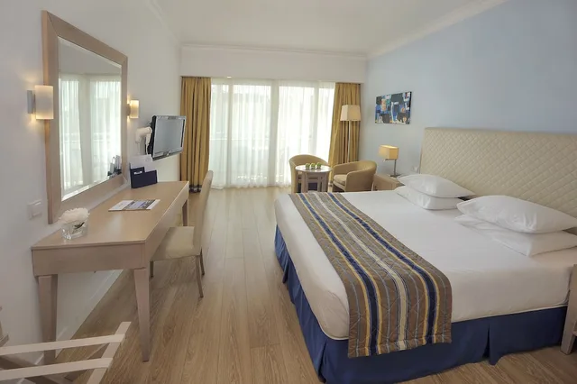 غرفة ديلوكس بسريرين منفصلين بإطلالة جزئية على البحر، Olympic Lagoon Resort Paphos 3/10