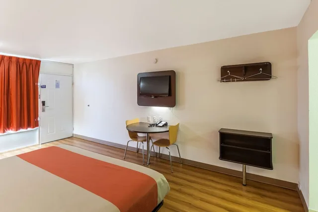 غرفة قياسية بسرير مزدوج للمدخنين، Motel6 Fort Worth, TX - Stockyards 2/4