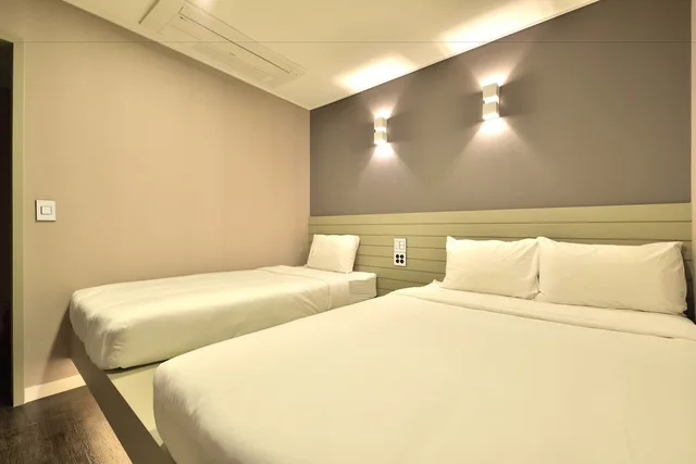 غرفة قياسية ثلاثية بسرير مزدوج وسرير فردي بإطلالة على المدينة، With U Hotel & Guesthouse 1/5