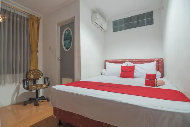 غرفة بسرير مزدوج، RedDoorz Near Margahayu Raya 1/2