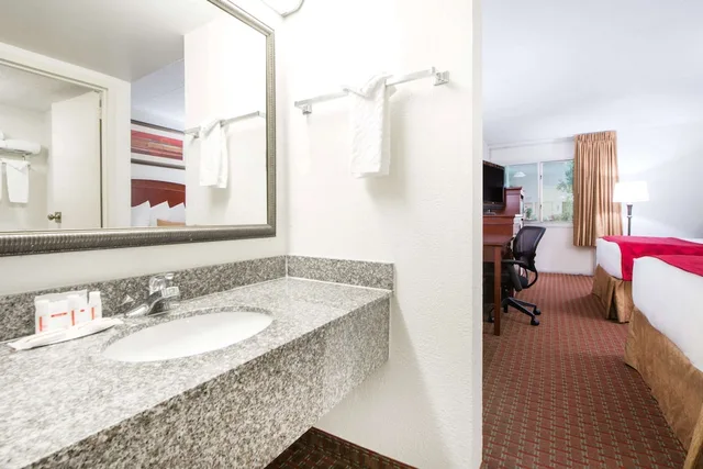 غرفة بسريرين كوين لذوي الإعاقة، Ramada By Wyndham Enid 5/8