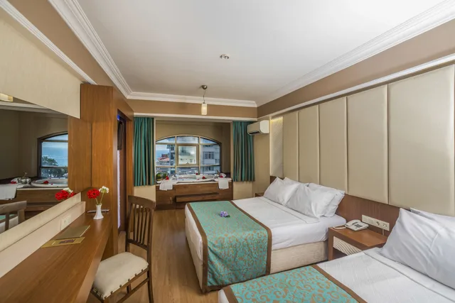 غرفة قياسية بسرير مزدوج وسرير فردي بحوض استحمام، Tac Premier Hotel Spa 1/7