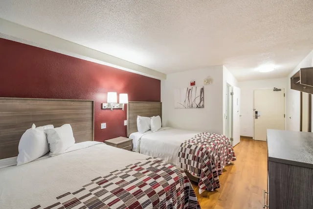 غرفة قياسية بسريرين كوين لغير المدخنين، Red Roof Inn Rochester Airport 6/10