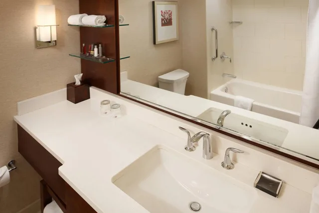 Room, Queen Bed, Concierge Level, Accessible، Milwaukee Marriott Downtown 3/4