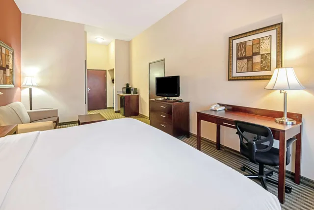 جناح ديلوكس بسرير كينج، La Quinta Inn And Suites By Wyndham Woodward 1/6