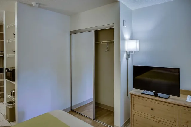 1 Queen Bed - ADA/Tub, Non-smoking، Studio6 Houston, TX - Hobby South 6/6
