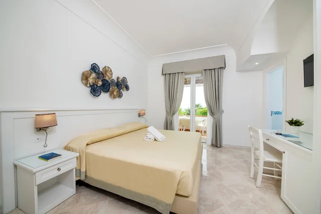 غرفة بسرير مزدوج بإطلالة على البحر، Hotel Villa Melodie - Adults Only 4/10