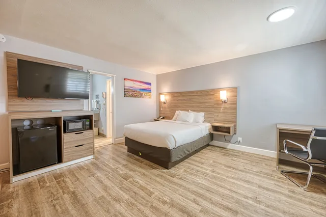 Family, 3 Queen Beds, Vagabond Inn San Luis Obispo 2/6