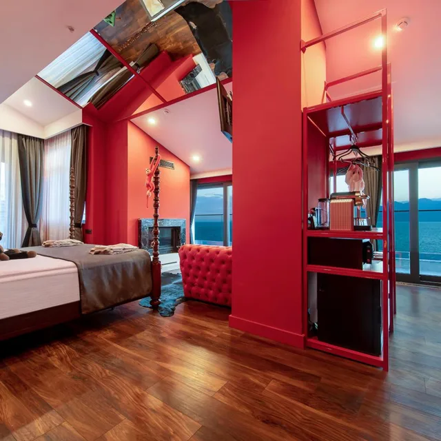 Suite, King Bed, Hot Tub, Lucky Monkey Hotel 3/8