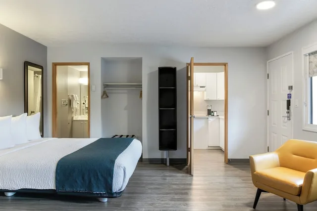غرفة قياسية بسرير كوين بمطبخ، Motel6 Saanichton, BC - Victoria Airport 7/10