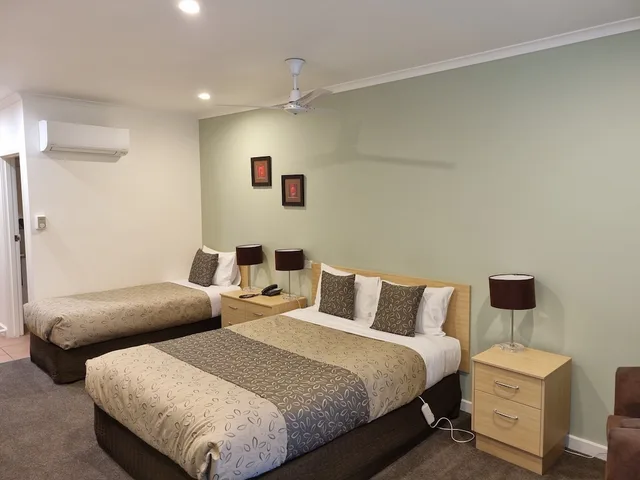 غرفة ديلوكس بسريرين منفصلين وسرير كوين، Golden Heritage Motor Inn 1/2