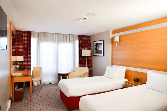 Deluxe, Twin Beds, Pine View، Doubletree By Hilton Milton Keynes 1/2
