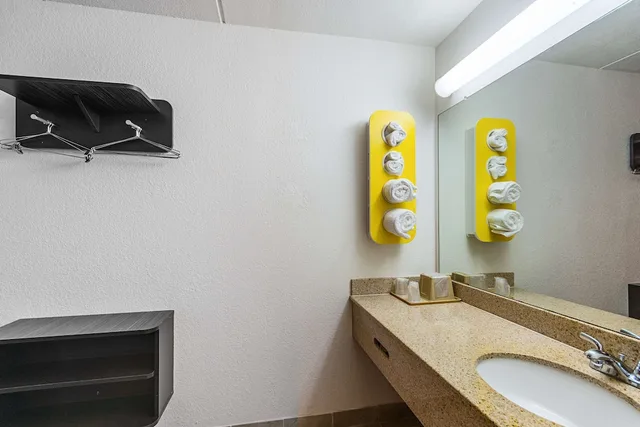غرفة قياسية بسريرين كوين، Motel6 Cleveland, TX 9/10