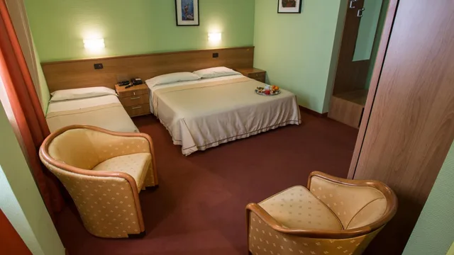غرفة ثلاثية، Hotel Lux 3/10