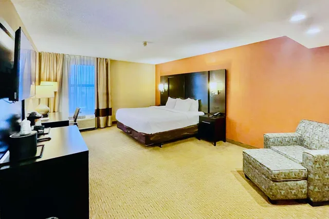 غرفة بسرير كينج، Clarion Inn & Suites Evansville Eastland Area 1/6