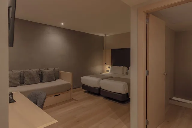 غرفة سوبيريور ثلاثية بسريرين منفصلين مع أريكة، Gran Hotel Barcino 7/10