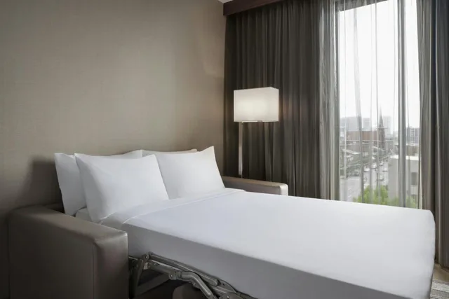 Room, King Bed, Partial Water View, Sofa، AC Hotel by Marriott Clearwater Beach 8/10