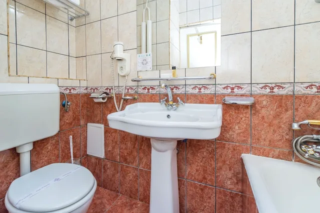 غرفة بسرير كوين، Imparatul Romanilor 4/4
