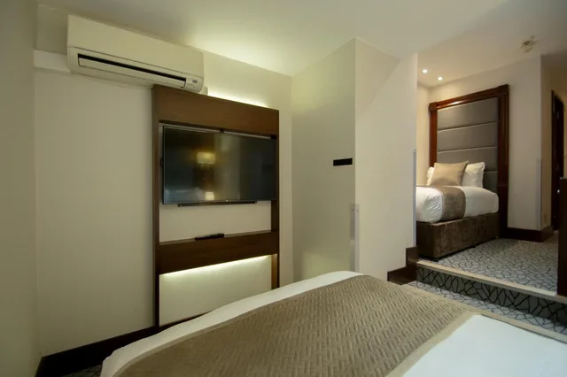 غرفة ثلاثية بسرير مزدوج، Hyde Park International Hotel 2/2