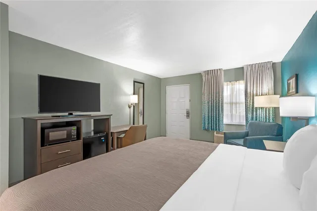Room, King Bed, Accessible, Quality Inn Bradenton North I-75 6/8