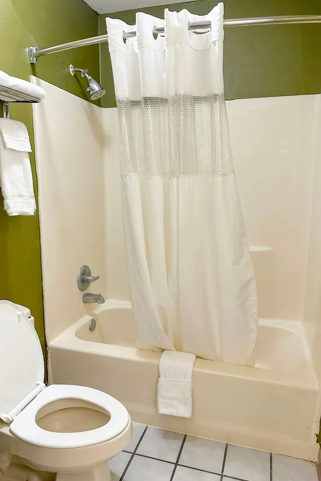 غرفة بسرير كينج للمدخنين، Bonita Lakes Inn by Capital O Meridian I20 8/10