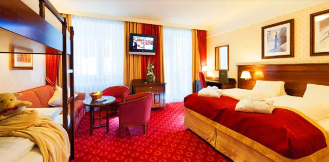 غرفة ديلوكس رباعية بسريرين منفصلين مع أريكة، Hotel Salzburger Hof 1/8