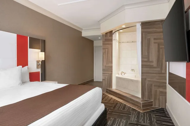 Room, King Bed, Baymont by Wyndham Medicine Hat 5/10