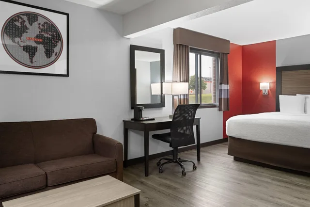 غرفة ديلوكس بسرير كوين، Ramada by Wyndham Cedar Rapids South 2/3