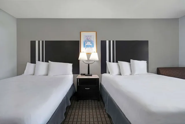 Deluxe, 2 Queen Beds, Motel6 Washington, PA 5/8