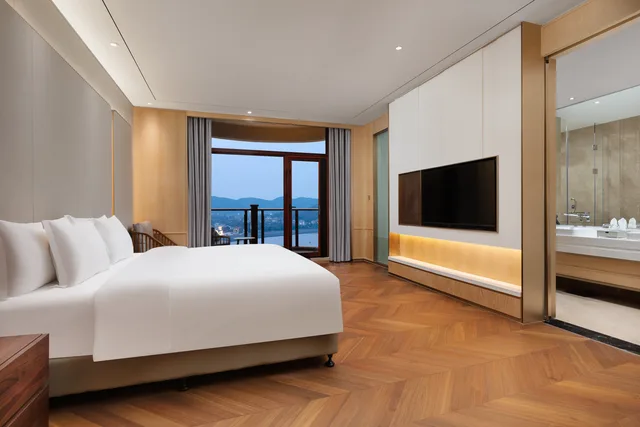Panoramic, Suite, Crowne Plaza Zhoushan Seaview 1/6