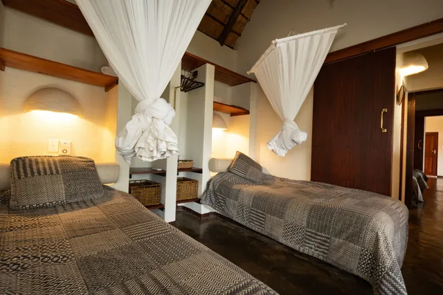 River, Family, Bungalow, 1 King and 4 Single Beds، Nyati Safari Lodge 10/10