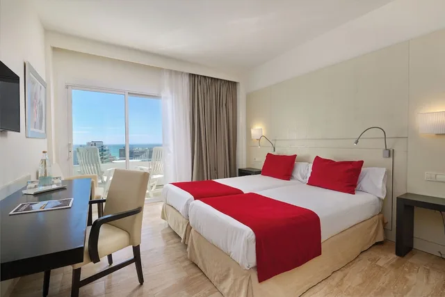 غرفة بسريرين منفصلين بإطلالة على البحر بشرفة، Grupotel Taurus Park 3/7