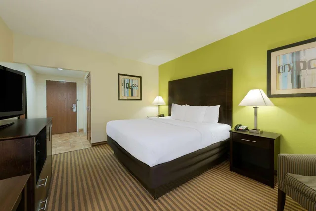 غرفة ديلوكس بسرير كينج مع أريكة، City Express By Marriott Grove City 2/4