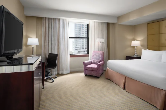 غرفة قياسية بسرير كينج بحوض استحمام لذوي الإعاقة، Millennium Hotel Knickerbocker Chicago 3/8
