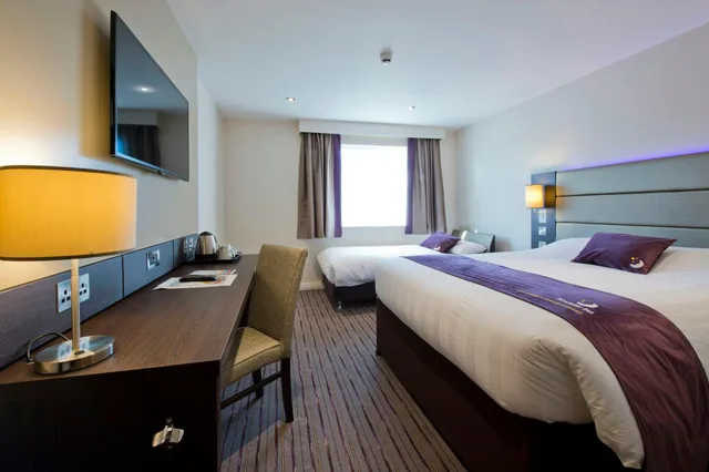 Wet, Double Bed, Accessible، Premier Inn Lewes Town Centre 2/2