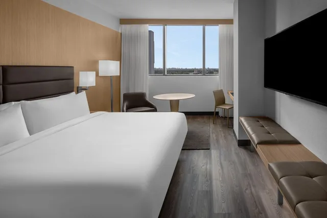 غرفة ديلوكس ركنية بسرير كينج، AC Hotel Miami Brickell 1/2