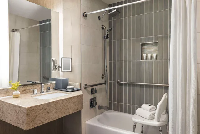 غرفة بسرير كينج بإطلالة على المسبح لذوي الإعاقة، The Woodlands Resort, Curio Collection by Hilton 6/6