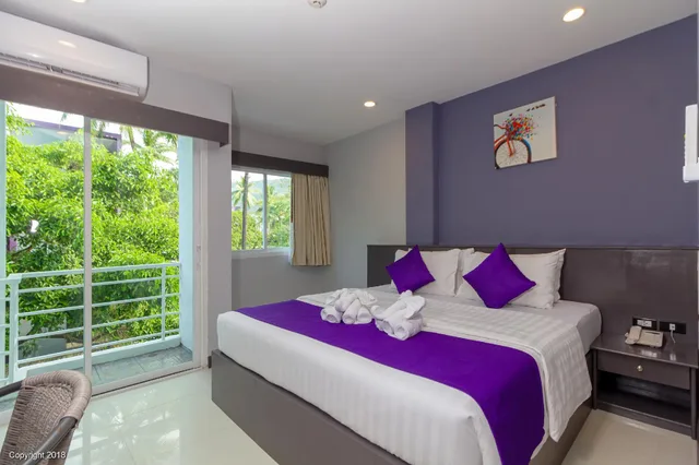غرفة سوبيريور بسريرين منفصلين بإطلالة على المدينة بشرفة، MODERN LIVING HOTEL 1/3