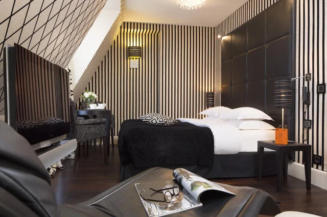 جناح جونيور، Hotel Ares 1/1