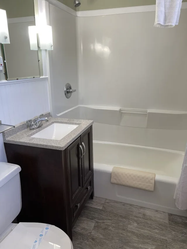 غرفة قياسية بسريرين كوين، The Colonial Mote 4/4