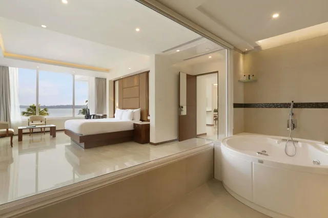 غرفة فاخرة بسرير كينج، Ramada Resort by Wyndham Kochi 7/7